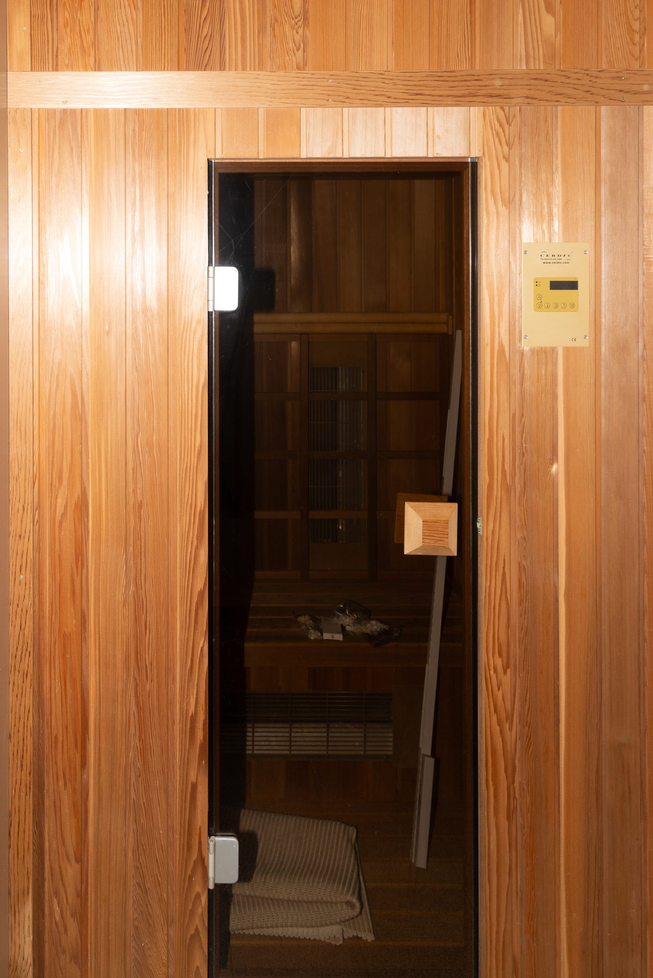 De infraroodsauna in massief hout, met banken op twee hoogtes