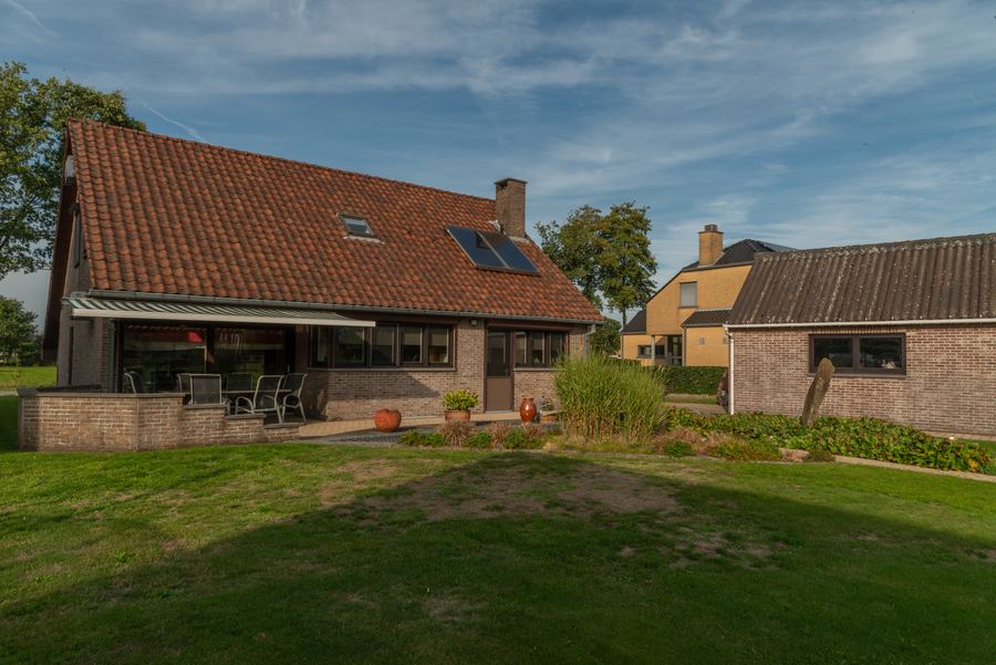 De zonnecollectoren op het dak