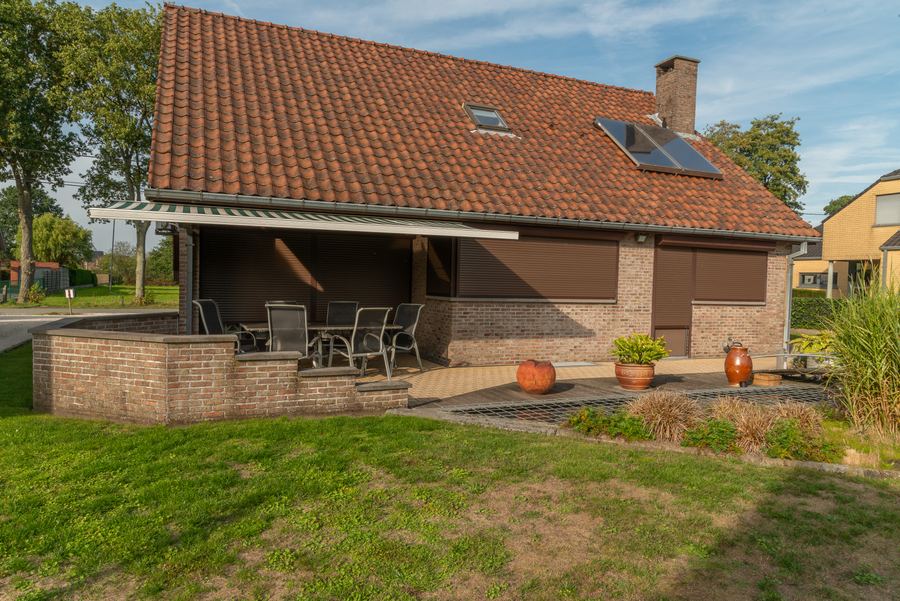Het overdekte terras onder de zonnewering