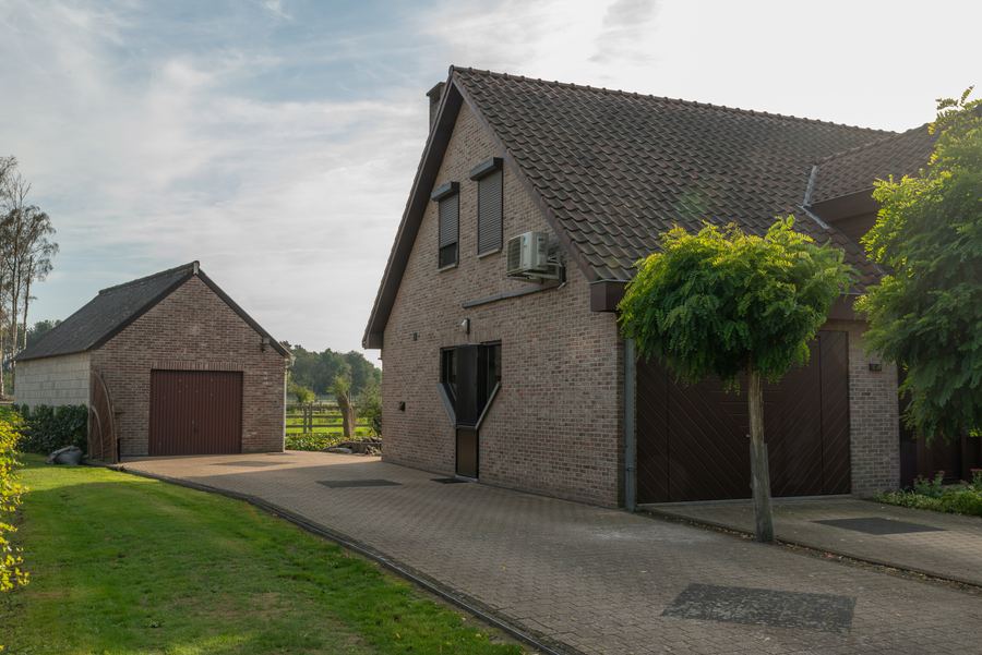 De oprit loopt door tot aan het vrijstaande bijgebouw
