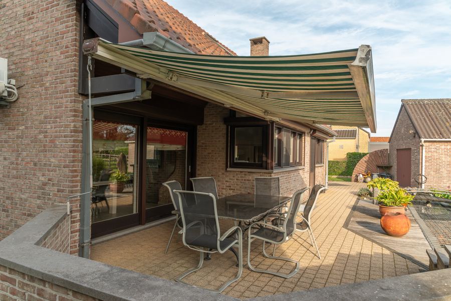 Eten in de schaduw van de zonnewering