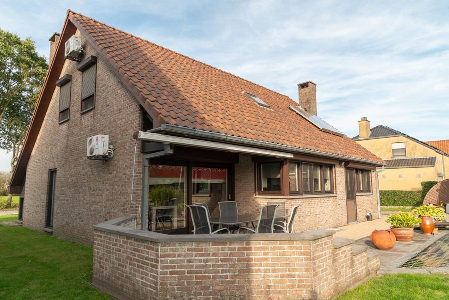 De gemetselde terrasmuur geeft beschutting aan het zitgedeelte