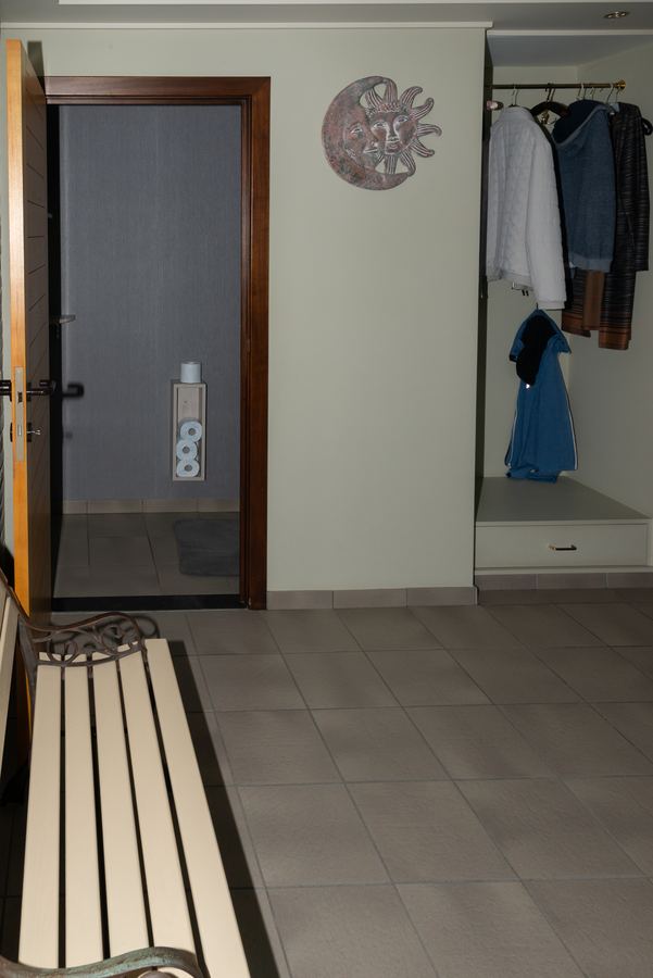 Vestiaire en gastentoilet, meteen bij de inkom