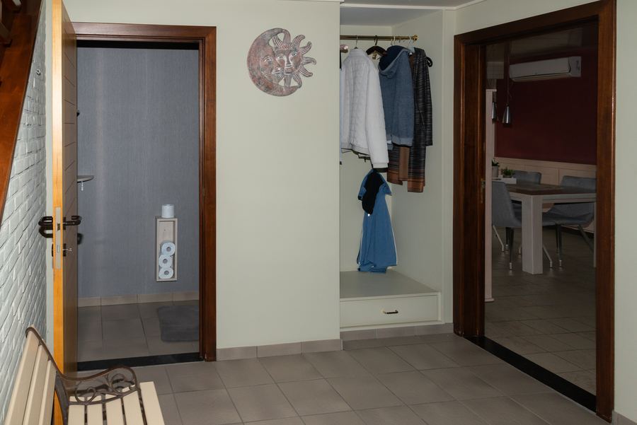 De inkomhal verbindt alles: toilet, vestiaire en leefruimte
