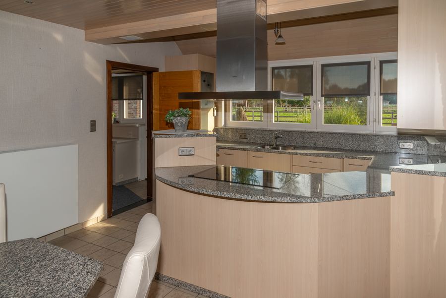 Koken met zicht op de weide achter het huis