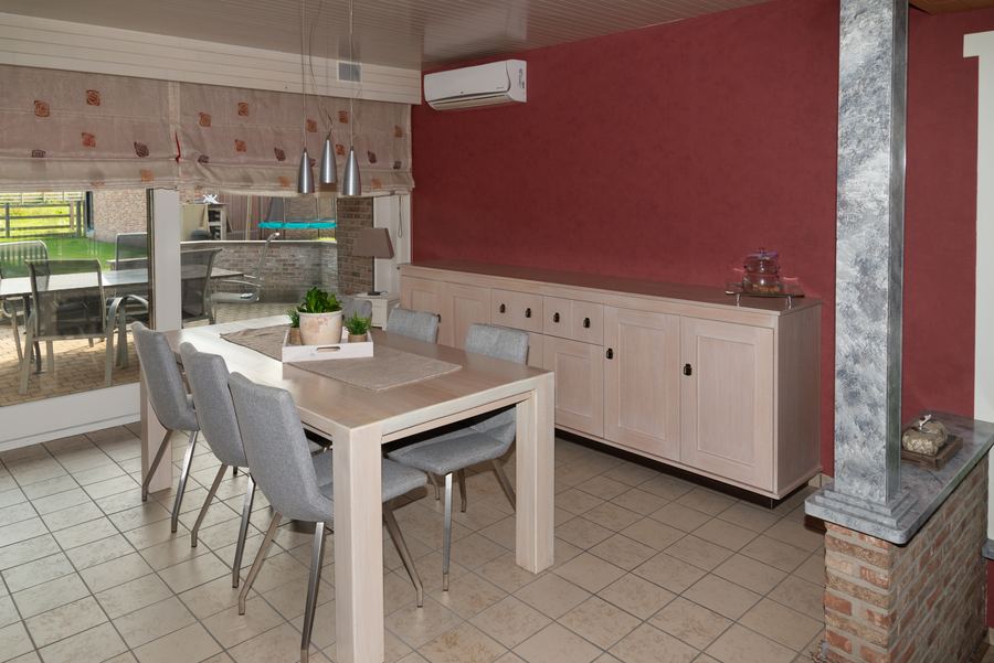 De eetkamer, met airco voor de warmste dagen