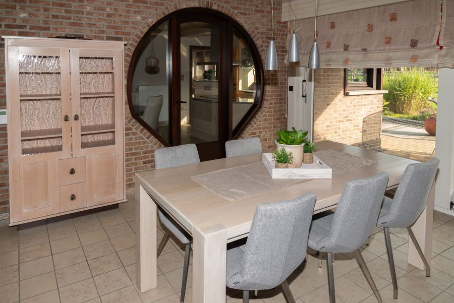 De ronde bakstenen boog tussen eetkamer en keuken