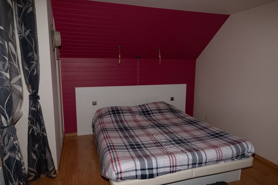 De ouderslaapkamer onder het schuine dak