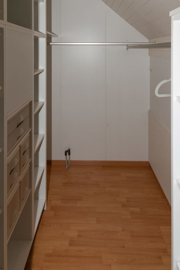 Nog een volle wand kastruimte, met hangroede