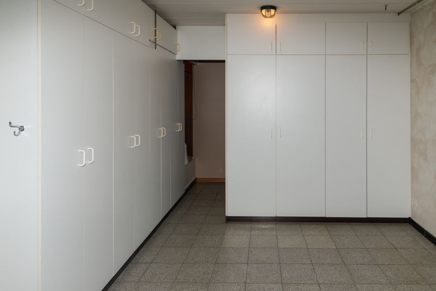 Bergruimte met ingemaakte kasten over de volle lengte