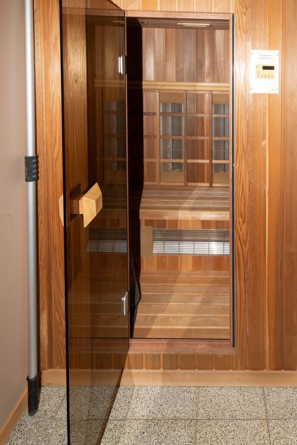 Binnenkijken in de sauna, met banken op twee hoogtes