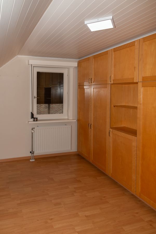 Tweede slaapkamer, met een volledige kastenwand