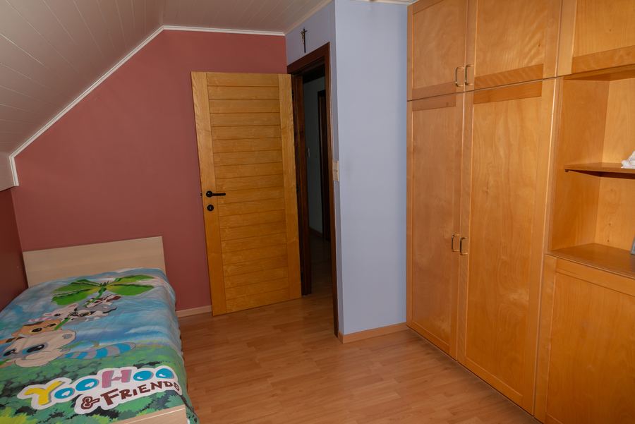 Derde slaapkamer, met ingemaakte kasten tot het plafond